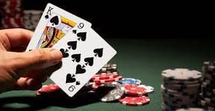 Dealer kami berbicara dalam bahasa Indonesia untuk pengalaman personal Dealer profesional di meja Playtech ina 777 berinteraksi dengan pemain dalam bahasa lokal
